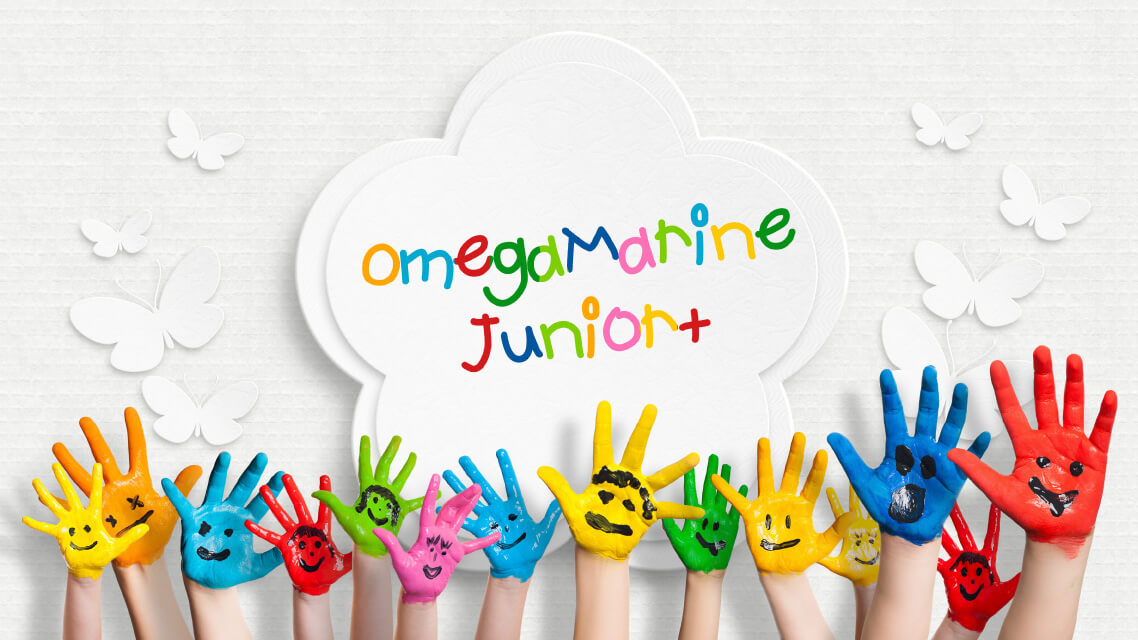 Natural Pharmaceuticals „OmegaMarine Junior+“ Spalvotomis dažytomis rankomis su pieštomis veidukais ir užrašu „OmegaMarine Junior+“+ ant debesies formos fono.